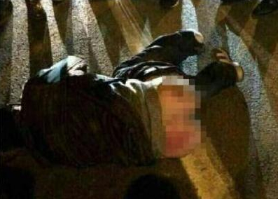 惊现“大便哥” 浙江男子蹲马路中间大便被撞飞 惊现“大便哥” 浙江男子蹲马路中间大便被撞飞