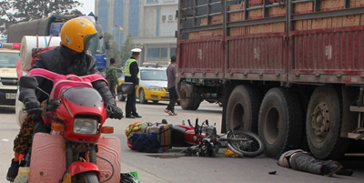 春运返乡路上一摩托车与老人相撞 老人被货车辗死 春运返乡路上一摩托车与老人相撞 老人被货车辗死